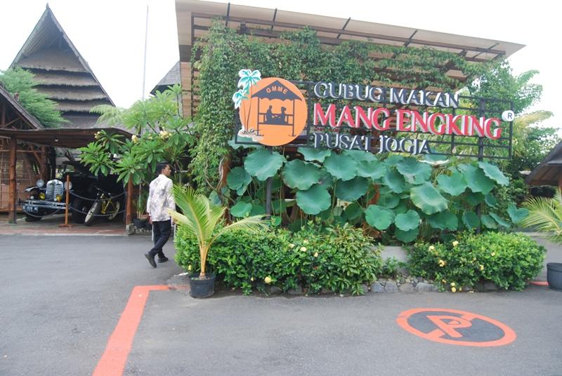 Bersantap dalam Suasana Kampung di Mang Engking - Mang Engking Group™
